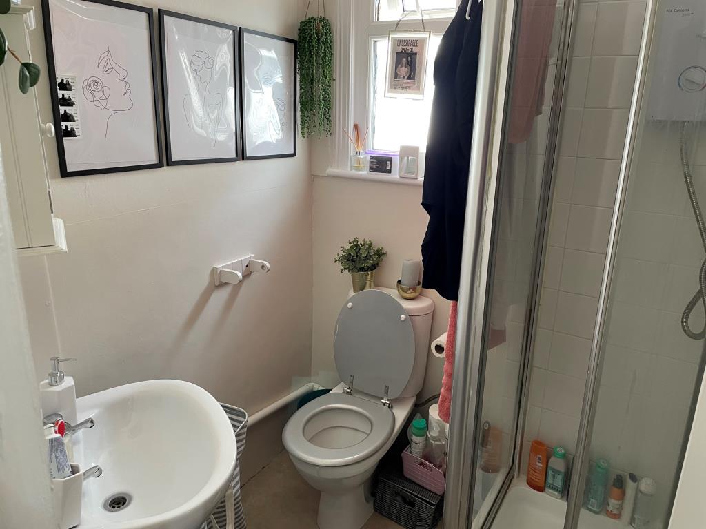 Lot: 26 - FREEHOLD RESIDENTIAL INVESTMENT - Flat 3 - Shower room